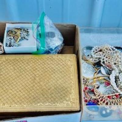 Large Bonanza Lot of Costume Jewelry   Several hundred pieces