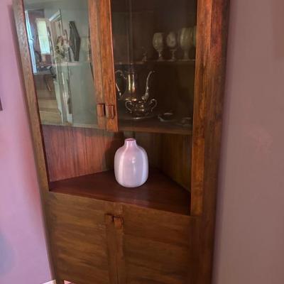 Corner hutch