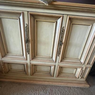 Buffet cabinet (closed)