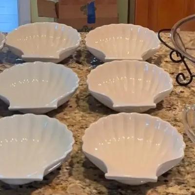 Coastal Charm – Vintage Japanese Shell Bowls + Pyrex Bakeware Trio