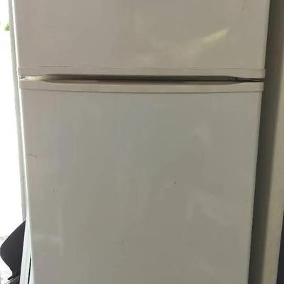 Whirlpool 67" Working Refrigerator With Top Freezer