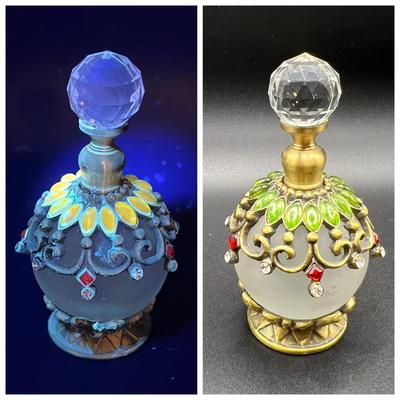 Frosted Perfume Dauber with Ultraviolet Glow