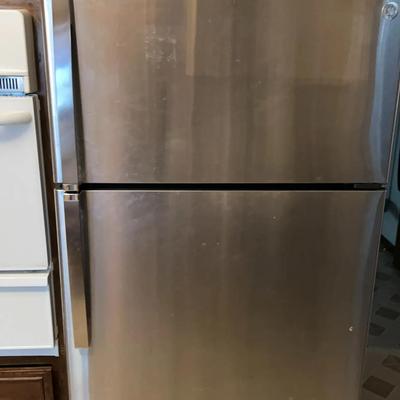 GE Refrigerator With Ice Maker – 34”W x 31.5”D x 66”T