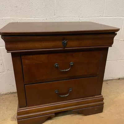 Broyhill Quality Furniture Dark Wooden 3 Drawer Bedside Dresser