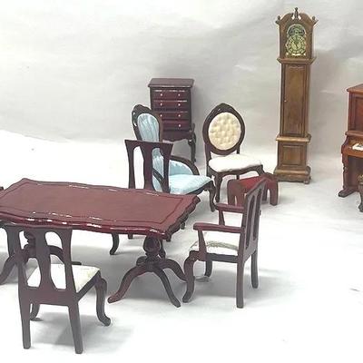 Doll/ Miniature Furniture 