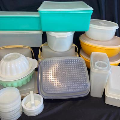 Tupperware Pieces 