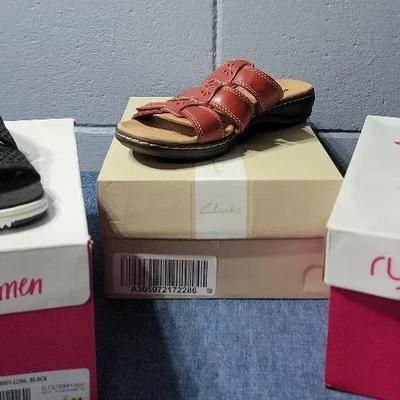  Women's sandles size 9 new in box Featuring Clarks 