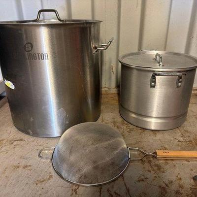 8162 • 2 stock pots with lids and 1 strainer