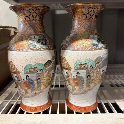 8112 • 2 oriental style vases