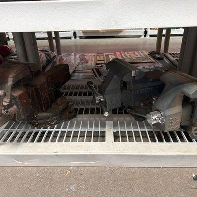 2240 • 3 bench vises