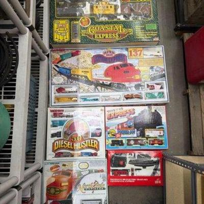 2202 • 6 model train sets