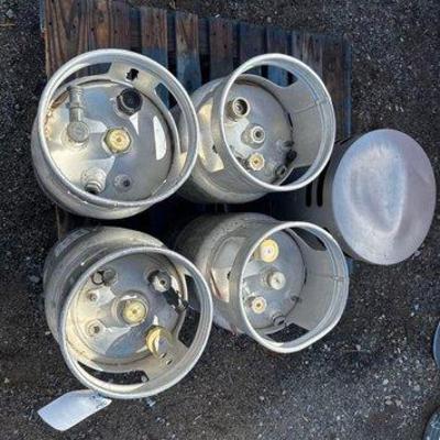 81008 • 4 propane tanks and 1 propane heater