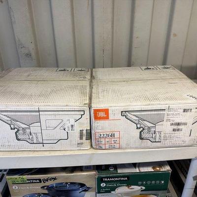 8050 • 2 jbl 2220j speakers