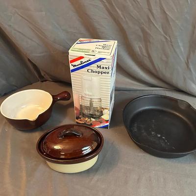 Mixed Kitchenware Lot – Cast Iron Skillet, Ceramic Bakeware, and Moulinex Maxi Chopper (New in Box)