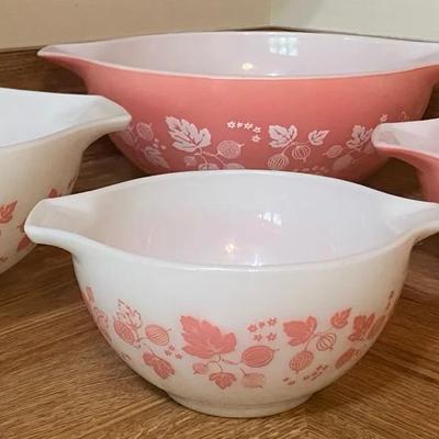 Vintage Pyrex Nesting Bowls