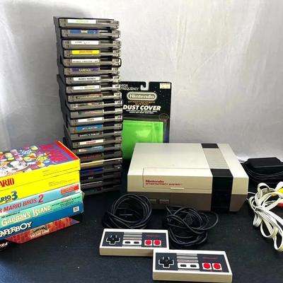 Nintendo 1985 Model NES001 with 27 Games  