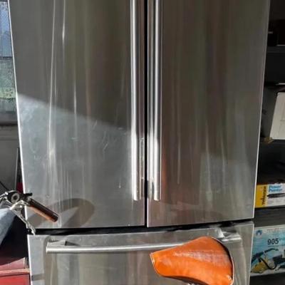 LG Stainless Steel French Door Bottom Freezer Refrigerator Model LRFC25750- Very Good Condition