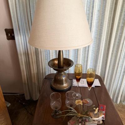 Side table
Or of Brass lamps