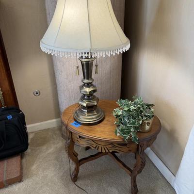 Coffee table
Lamp
