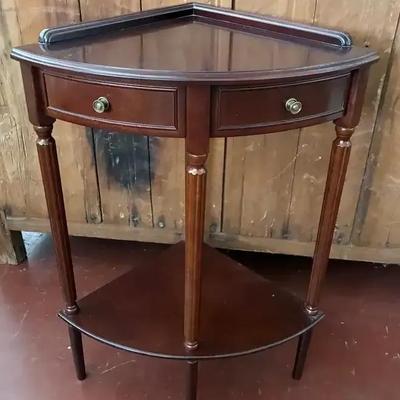 Corner accent table