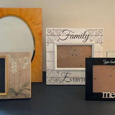 Capture life's best moments with this set of 5 assorted small frames! 