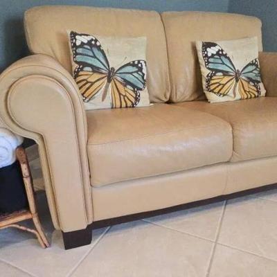 Po106 leather beige 2 cushion love seat w pillows