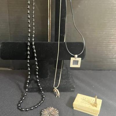 Po183 vintage pendants