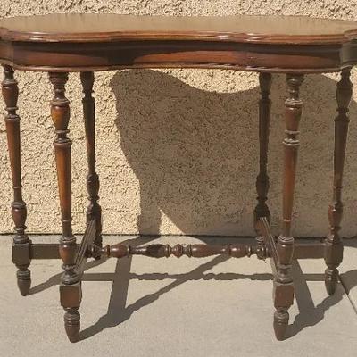 Turned-Leg Accent Table with Classic Style
