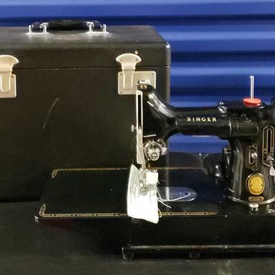 Singer 222K Featherweight Sewing Machine, Case & Accessories 