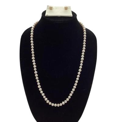 Freshwater Pearl Necklace and Earrings Set – Classic Elegance, Very Good Condition