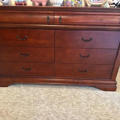 Dresser 4