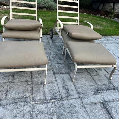 Lounge chairs with cushions