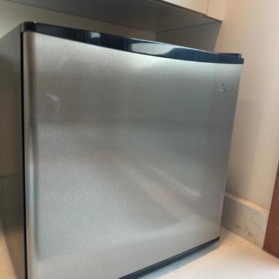 Beverage refrigerator