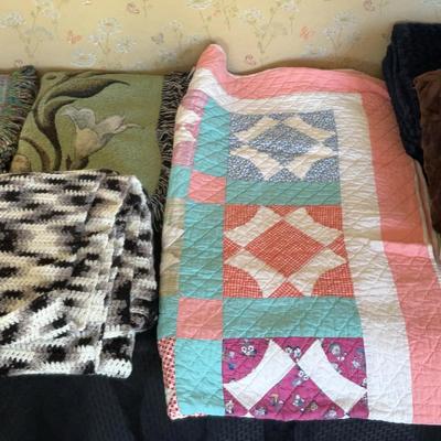 8 Throws, Blankets + a Quilt
