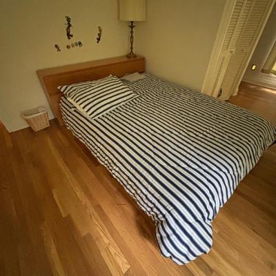 Queen size bed 
