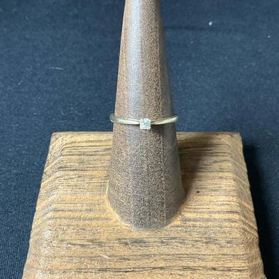 LZ 10k Gold Ring With .10 Diamond 