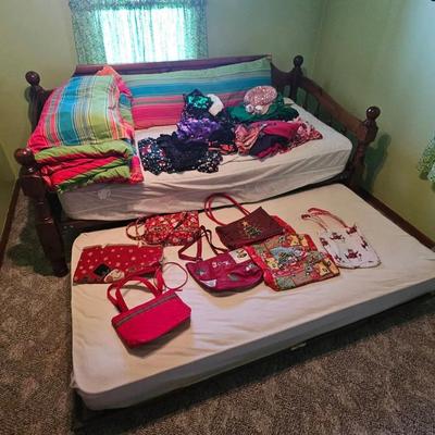 Day Bed w/ Trundle & Sheets, Pillows, Blankets included 