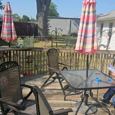 Patio Furniture. Table & Chairs w/ 3 Umbrellas 
