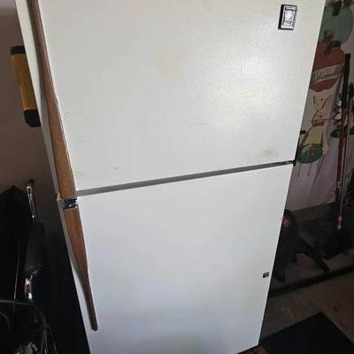 GE Refrigerator used in Garage. Works Good. 17.7 CU FT