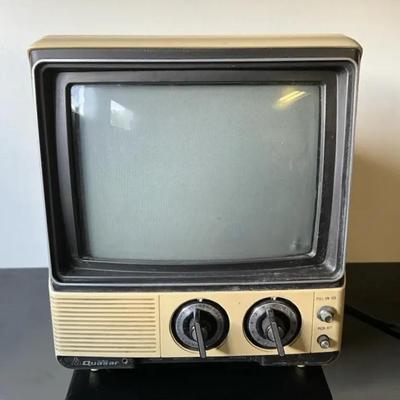 1980s TV Quasar Model WP2101TSH Black & White 80s 