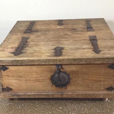 Rustic Style Coffee Table With Storage