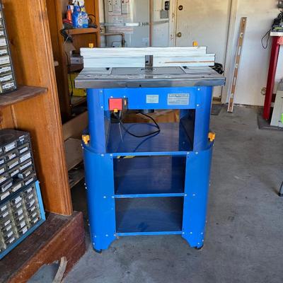 Router with full size table