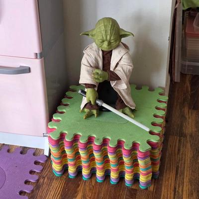 Sale Photo Thumbnail #95: Star Wars Yoda action figure
