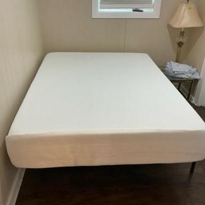 Zinus Queen Memory Foam Bed