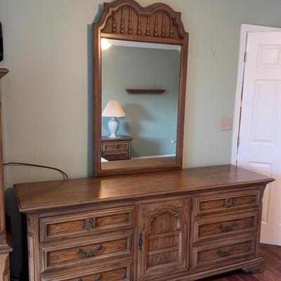 Vintage Thomasville Dresser With Mirror