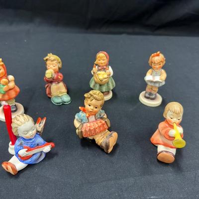 Lot 209: Hummel/ Goebel Miniature Figurines