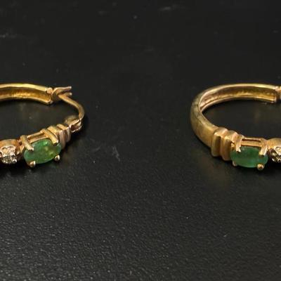 Lot 446: 10K Yellow Gold Hoop Earrings with Genuine Emerald and Diamond Accents – 0.11 Grams