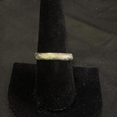 Lot 442: 10K White Gold Textured Band Ring – 0.02 Grams