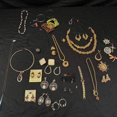 Lot 422: Vintage & Modern Costume Jewelry Lot – Necklaces, Earrings, Brooches, Bracelets & More