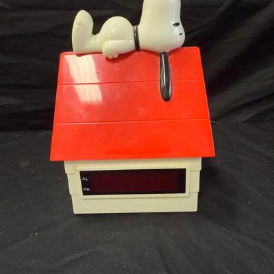 Lot 416: Vintage Snoopy on Doghouse Digital Alarm Clock – Peanuts Collectible